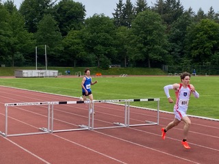 Linus Valnion vor Clemens Pfadt nach der letzten Hürde